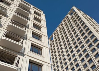 Двухлетний мальчик выпал из окна жилого дома в Бердске