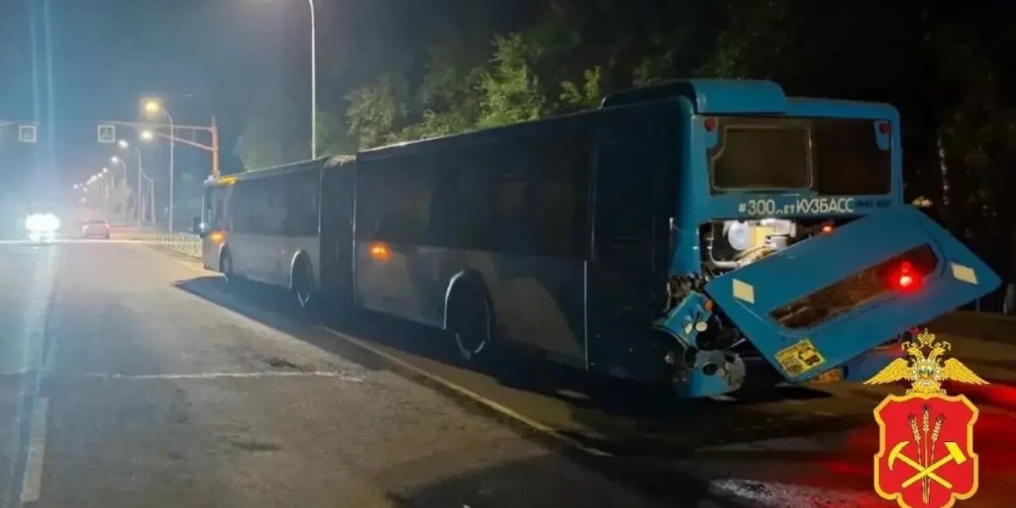 Грузовик врезался в автобус с 50 пассажирами под Кемерово: четверо пострадали