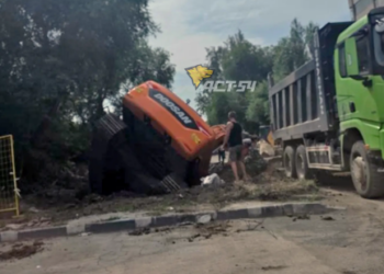В Новосибирске экскаватор рухнул в яму на улице Связистов