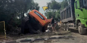 В Новосибирске экскаватор рухнул в яму на улице Связистов