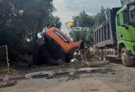 В Новосибирске экскаватор рухнул в яму на улице Связистов