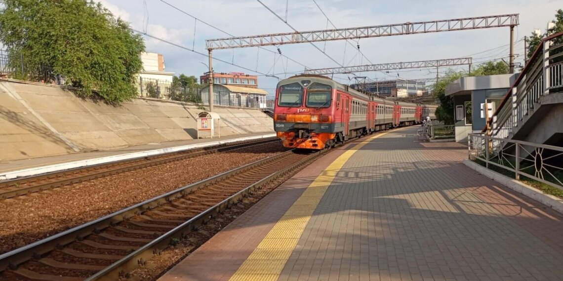 В аэропорт на электричке: до Толмачёво запустили дополнительные поезда