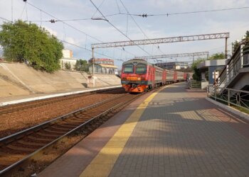 В аэропорт на электричке: до Толмачёво запустили дополнительные поезда