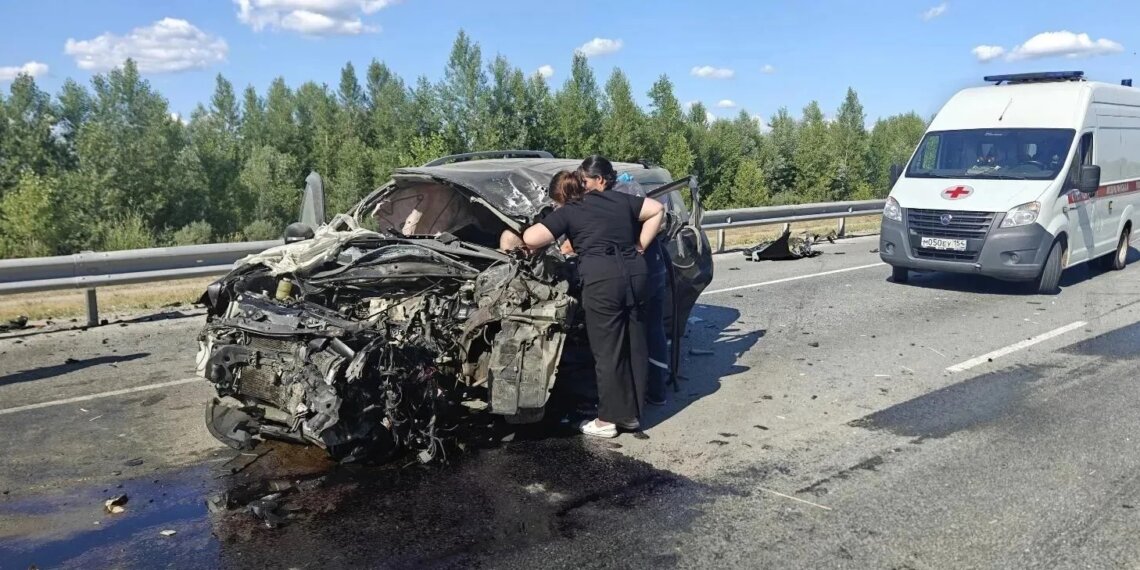 Лоб в лоб с грузовиком: под Новосибирском разбился водитель Mitsubishi