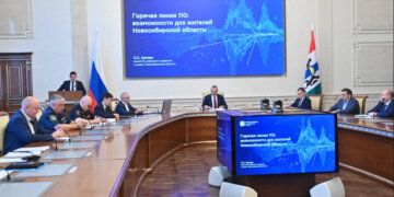 Губернатор Андрей Травников поручил активнее развивать горячую линию 110