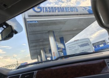 В Омске отменили лимит на заправку бензином и ДТ
