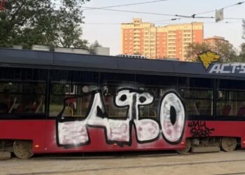 Вандалы в Новосибирске нанесли граффити на трамвай №13
