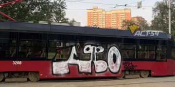 Вандалы в Новосибирске нанесли граффити на трамвай №13