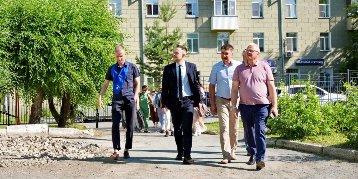 Колледж, школы, поликлиника: фракция «Единая Россия» ознакомилась с ходом работ на объектах народной программы в Новосибирске