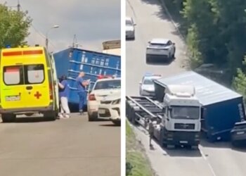 В Новосибирске контейнер с грузовика рухнул на легковой автомобиль: есть пострадавший