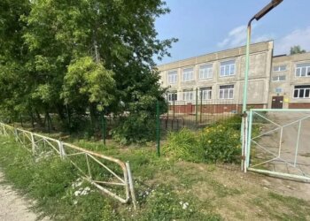 После вмешательства прокуратуры школу под Новосибирском полностью оградили