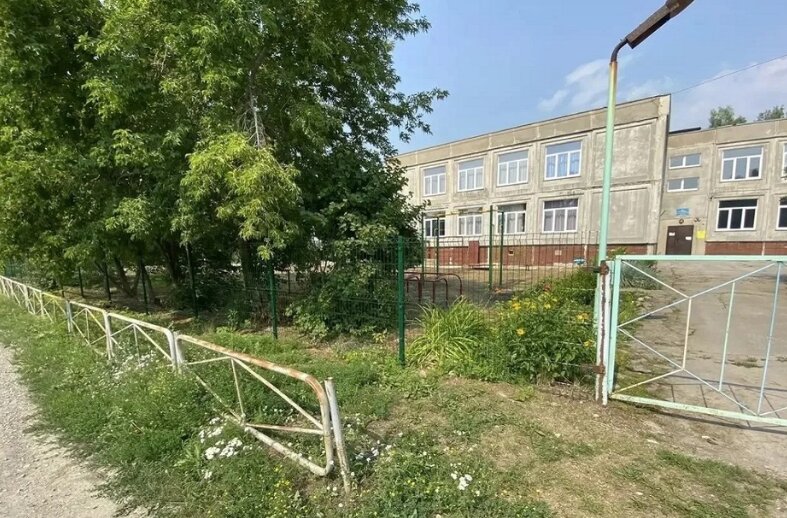 После вмешательства прокуратуры школу под Новосибирском полностью оградили