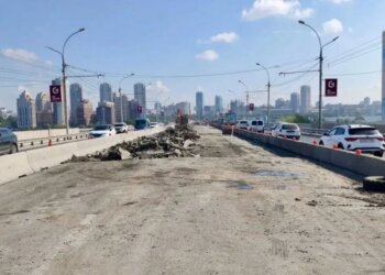 Всё идёт по плану: на Дмитровском мосту демонтируют старое покрытие центральных полос