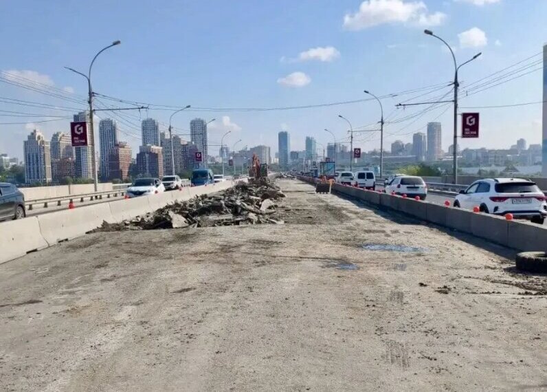 Всё идёт по плану: на Дмитровском мосту демонтируют старое покрытие центральных полос