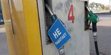Жителям Новосибирска советуют ограничить дальние поездки из-за нехватки бензина