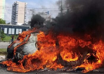 Электромобиль дотла сгорел на улице Ипподромская