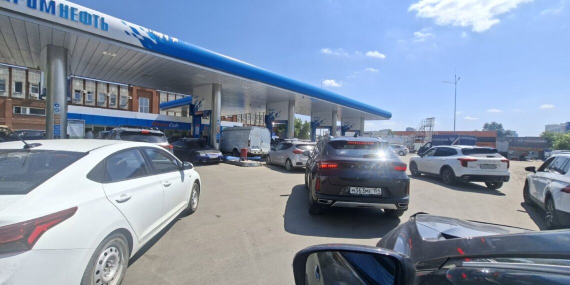 Ужаться и потерпеть: губернатор попросил министров меньше ездить в командировки на машинах