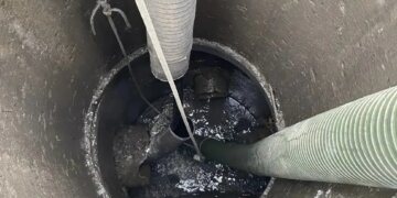 Новая техника помогает бороться с засорами: в Новосибирске очистили почти километр ливневой канализации