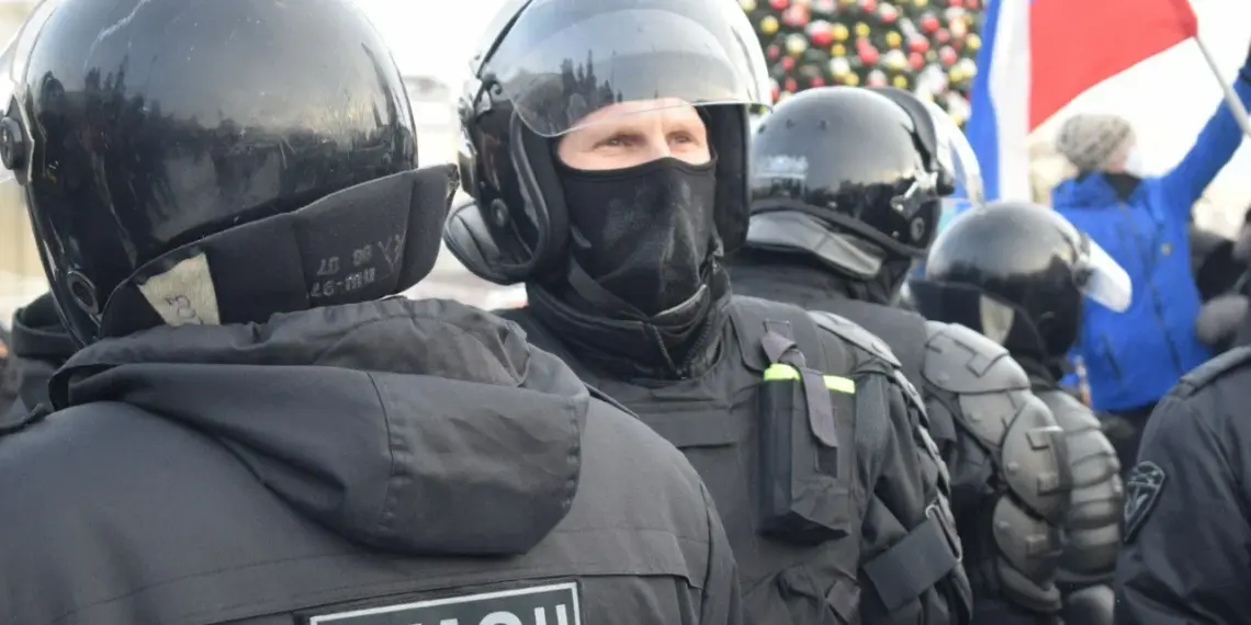 Под Новосибирском мигранты пытались прорвать оцепление во время рейда