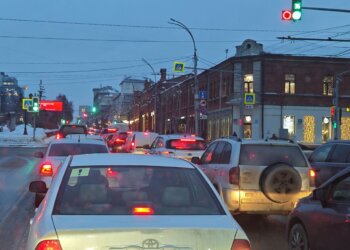 Очереди на АЗС подтолкнули новосибирцев к электромобилям: продажи выросли в три раза