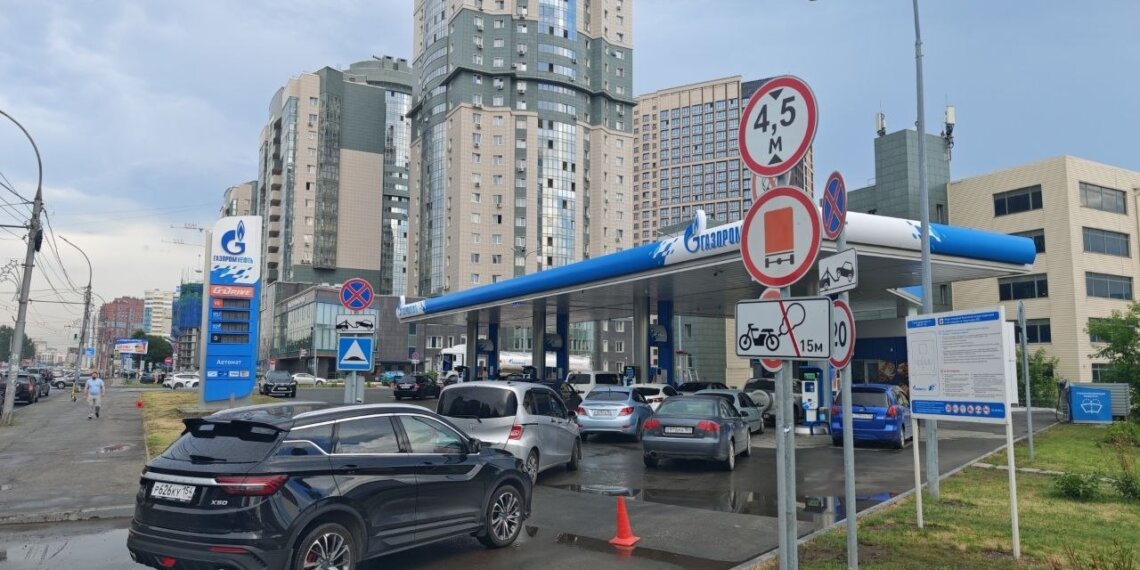 Бензин подешевеет уже завтра? Володин пообещал перемены, а в Новосибирске — очереди на заправках