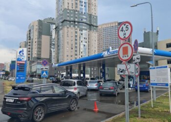 Бензин подешевеет уже завтра? Володин пообещал перемены, а в Новосибирске — очереди на заправках