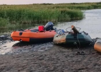 Спасатели нашли семью с тремя детьми в НСО после ночи на озере
