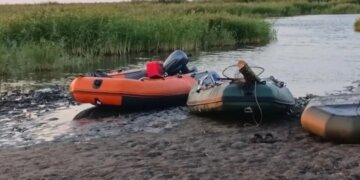 Спасатели нашли семью с тремя детьми в НСО после ночи на озере