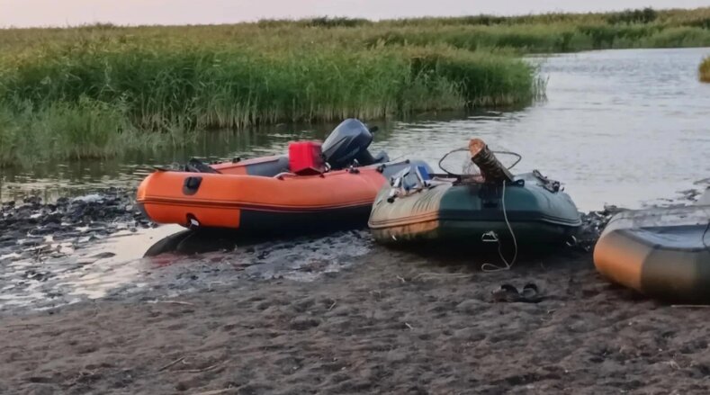 Спасатели нашли семью с тремя детьми в НСО после ночи на озере