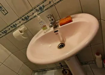 В Ленинском и Кировском районах на две недели отключат горячую воду: список улиц
