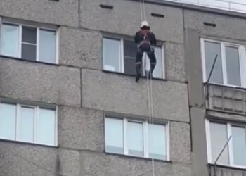 «Двухлетний малыш бродил по квартире, сестра — на балконе»: в Новосибирске спасли детей, оставленных без присмотра