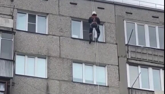 «Двухлетний малыш бродил по квартире, сестра — на балконе»: в Новосибирске спасли детей, оставленных без присмотра