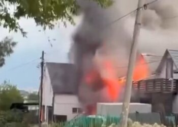 Частный дом и три автомобиля сгорели в пожаре в Дзержинском районе