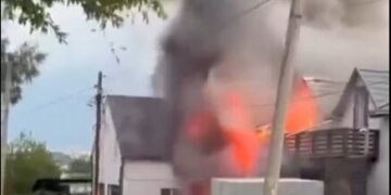 Частный дом и три автомобиля сгорели в пожаре в Дзержинском районе