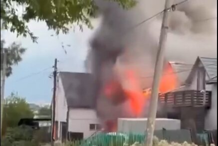 Частный дом и три автомобиля сгорели в пожаре в Дзержинском районе
