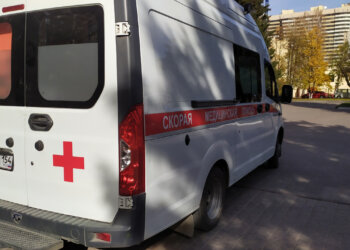 Пятилетнюю девочку госпитализировали после падения с 4-го этажа в Бердске