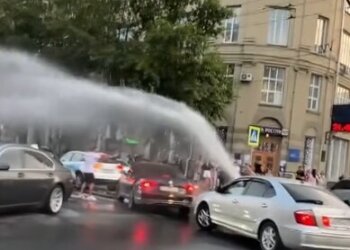 Пожарные устроили водный бой с прохожими в центре Новосибирска в разгар жары на Ивана Купалу