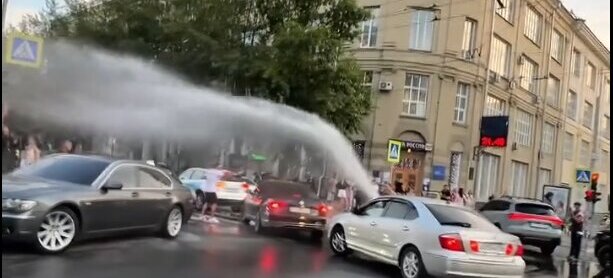 Пожарные устроили водный бой с прохожими в центре Новосибирска в разгар жары на Ивана Купалу
