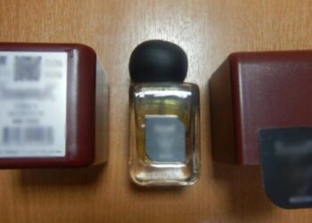 Пассажир в Новосибирске пытался провести 28 кг духов без декларации