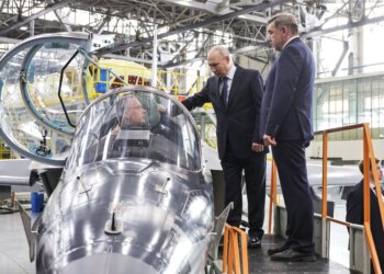 Путин посетил Иркутский авиазавод и оценил серийное производство МС-21