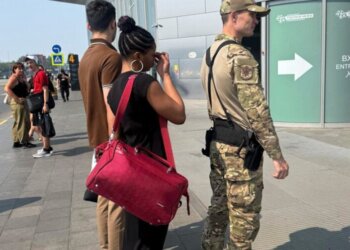 Темнокожую вебкам-модель депортировали из Новосибирска в Гаити под конвоем