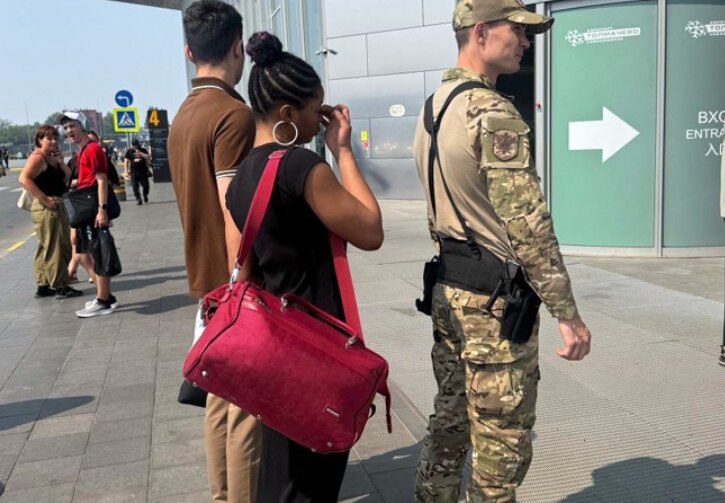 Темнокожую вебкам-модель депортировали из Новосибирска в Гаити под конвоем