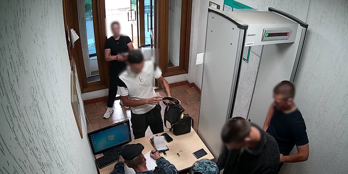 Не первый раз: 18-летний новосибирец снова попался с оружием в суде