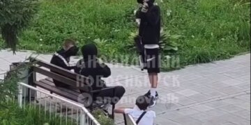 Сибирячка сделала замечание подросткам, а они направили на неё пистолет