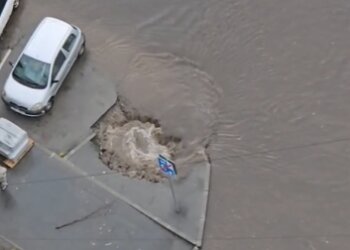 Новый провал в Новосибирске: вода начла дырочку на улице Дачная