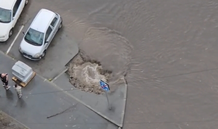 Новый провал в Новосибирске: вода нашла дырочку на улице Дачная