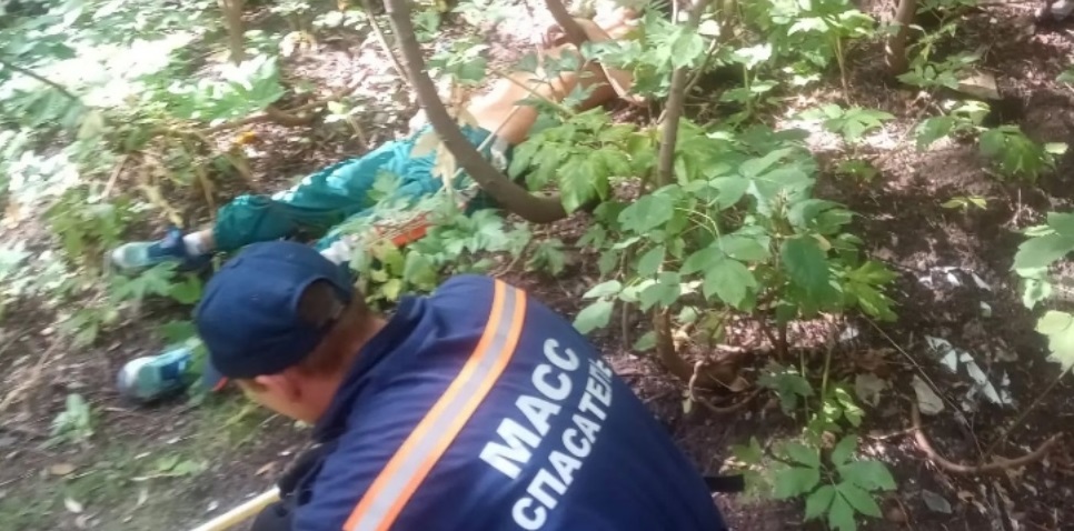 В Новосибирске спасатели вызволили из оврага двух мужчин с опарышами во рту
