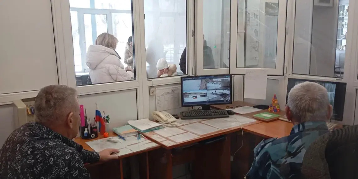 В школах НСО усилили охрану с помощью металлодетекторов