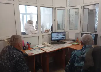 В школах НСО усилили охрану с помощью металлодетекторов