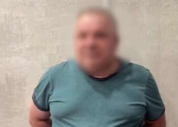 В Иркутске мужчина гнался за школьницами по подъезду с ножом и попал под домашний арест